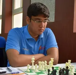 शतरंजच्या एकाच वेळी होणाऱ्या प्रदर्शनीय डावांमध्ये GM विरुद्ध खेळण्याच्या रणनीती (27 सप्टेंबर, खोली 2)